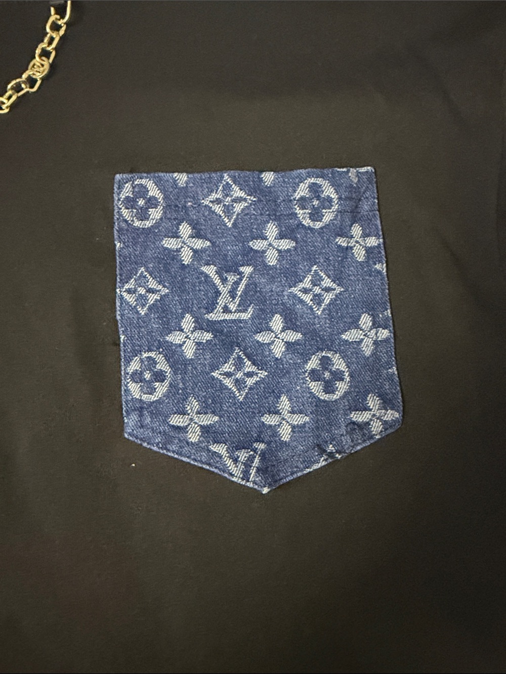Black Men’s Louis Vuitton Crew Neck T-Shirt with Blue Logo Pocket - Picture 3 of 4